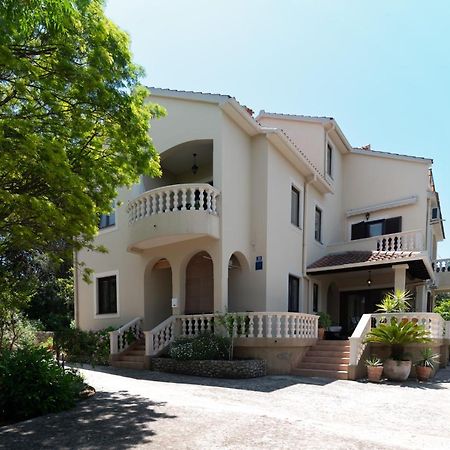 Apartments Rozelyn Углян Екстериор снимка
