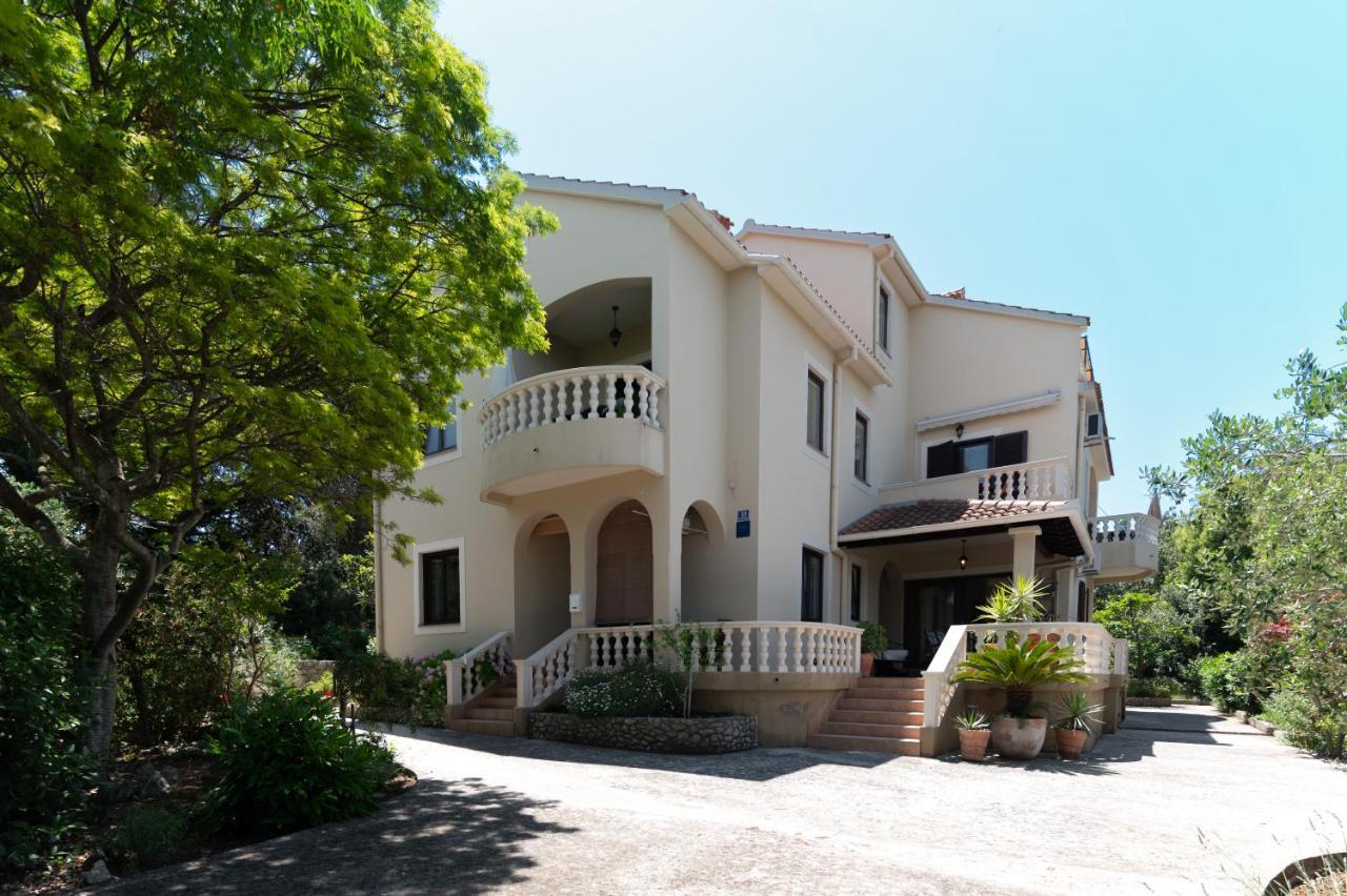 Apartments Rozelyn Углян Екстериор снимка