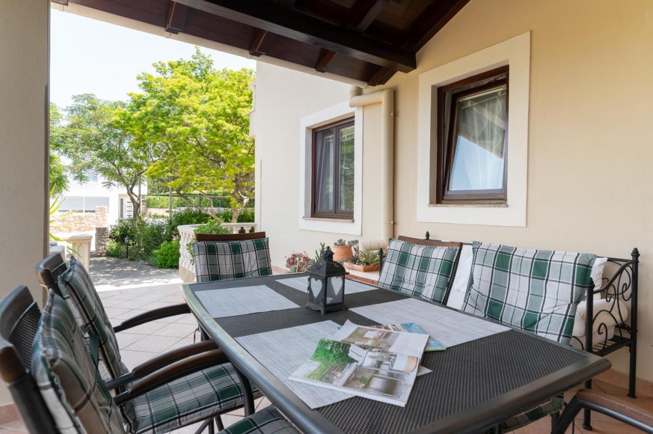 Apartments Rozelyn Углян Екстериор снимка