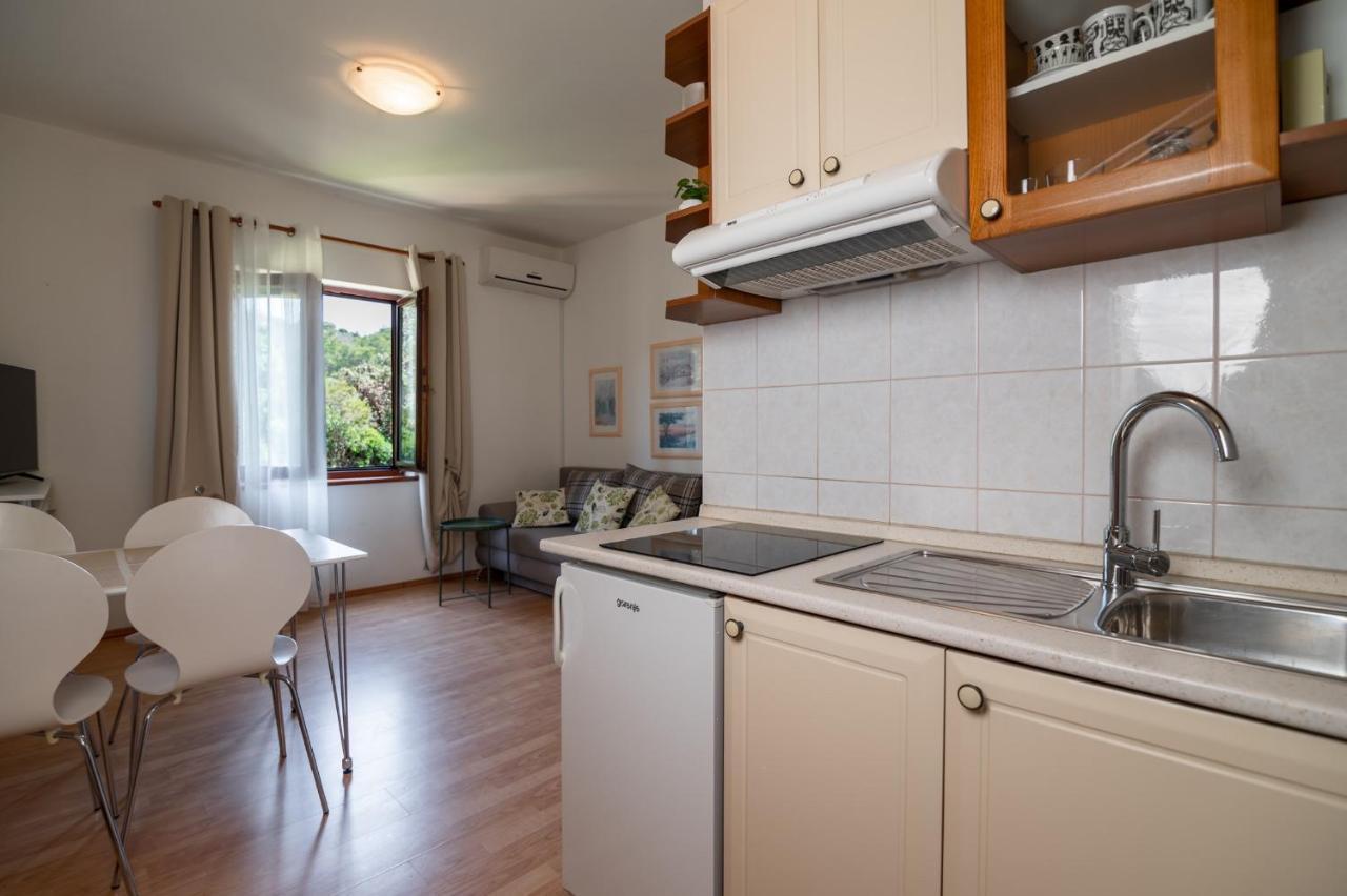 Apartments Rozelyn Углян Екстериор снимка