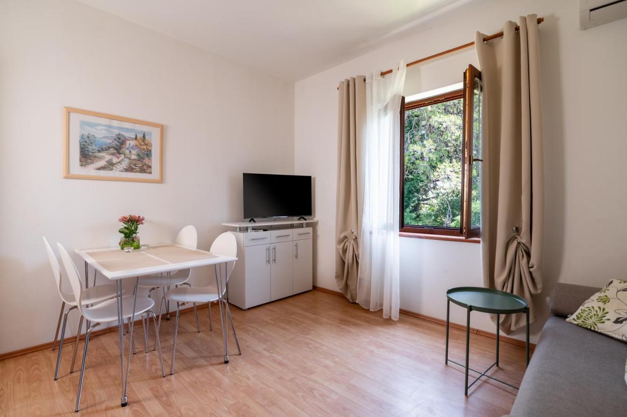 Apartments Rozelyn Углян Екстериор снимка