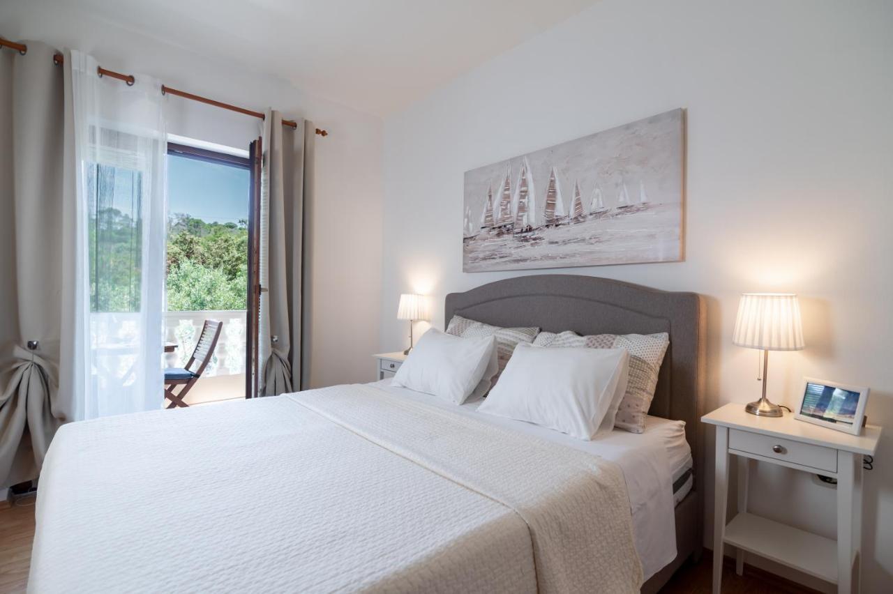 Apartments Rozelyn Углян Екстериор снимка
