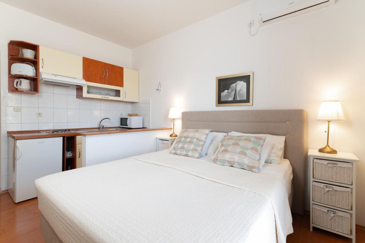 Apartments Rozelyn Углян Екстериор снимка