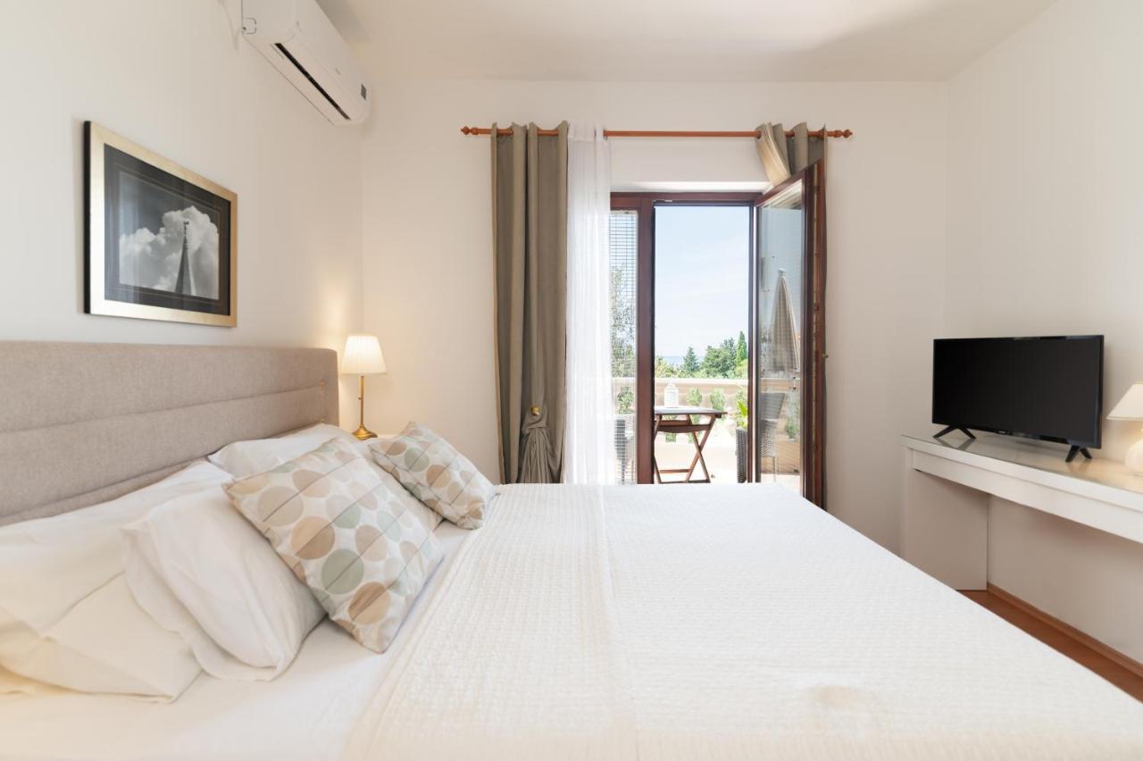 Apartments Rozelyn Углян Екстериор снимка