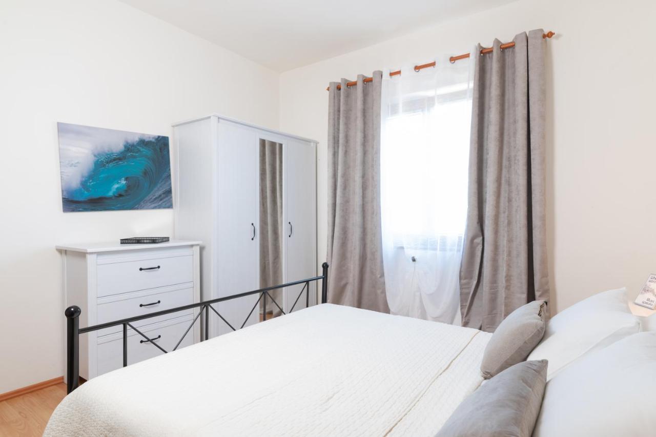 Apartments Rozelyn Углян Екстериор снимка
