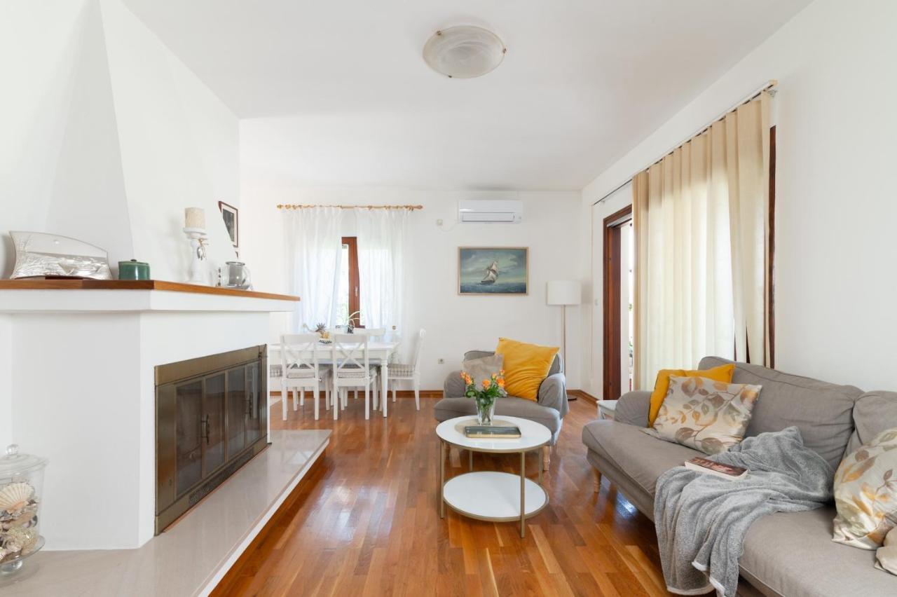 Apartments Rozelyn Углян Екстериор снимка