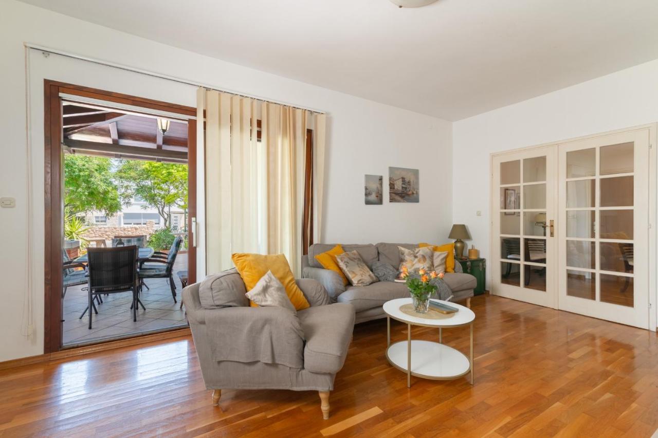 Apartments Rozelyn Углян Екстериор снимка