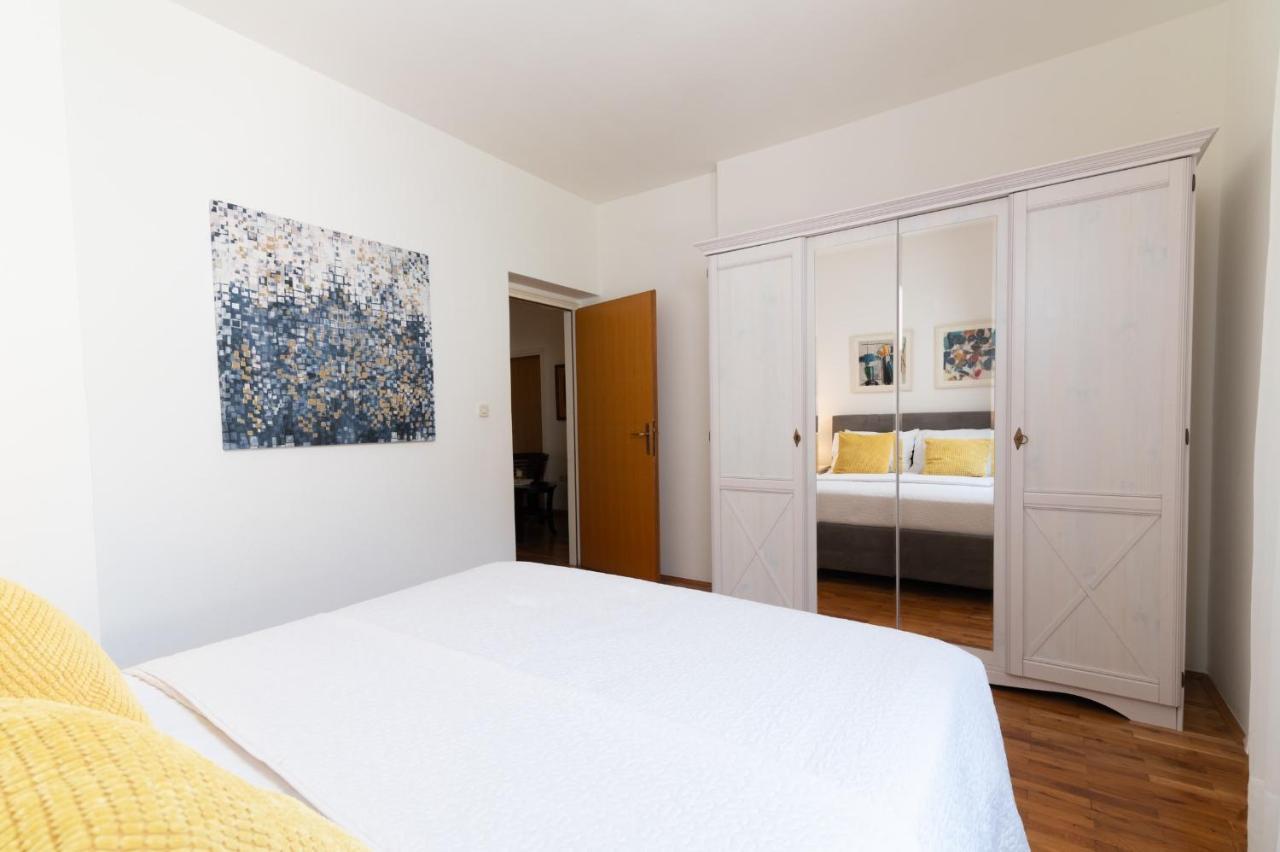 Apartments Rozelyn Углян Екстериор снимка