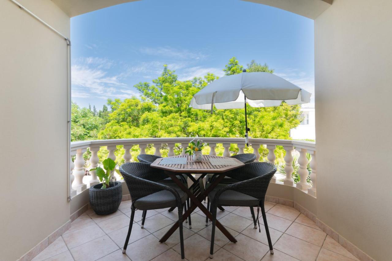 Apartments Rozelyn Углян Екстериор снимка