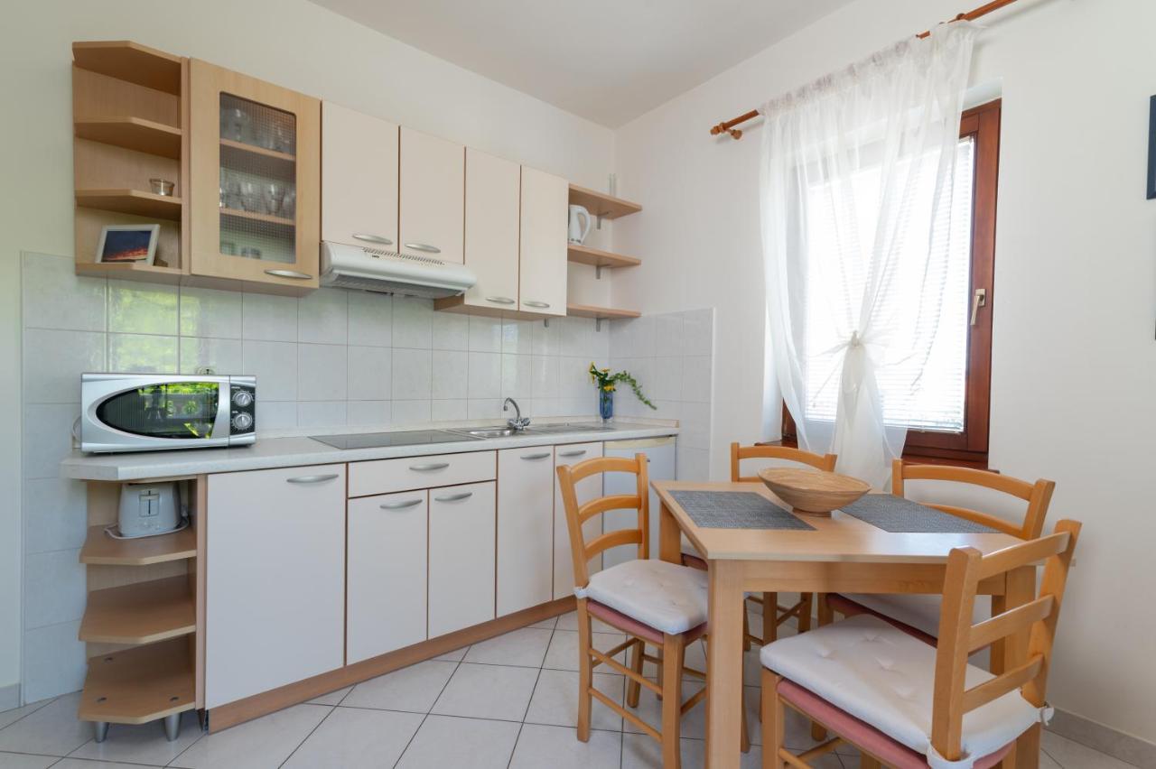 Apartments Rozelyn Углян Екстериор снимка