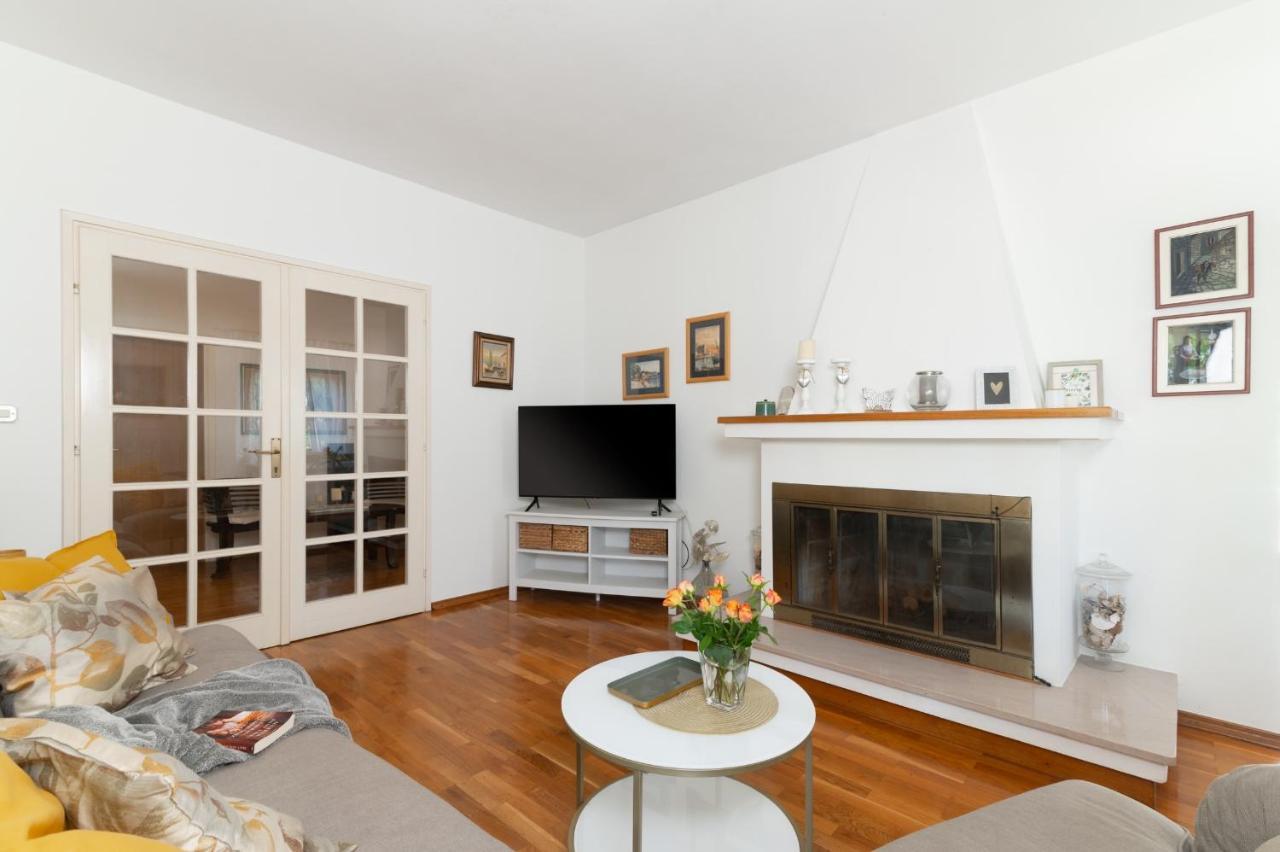 Apartments Rozelyn Углян Екстериор снимка