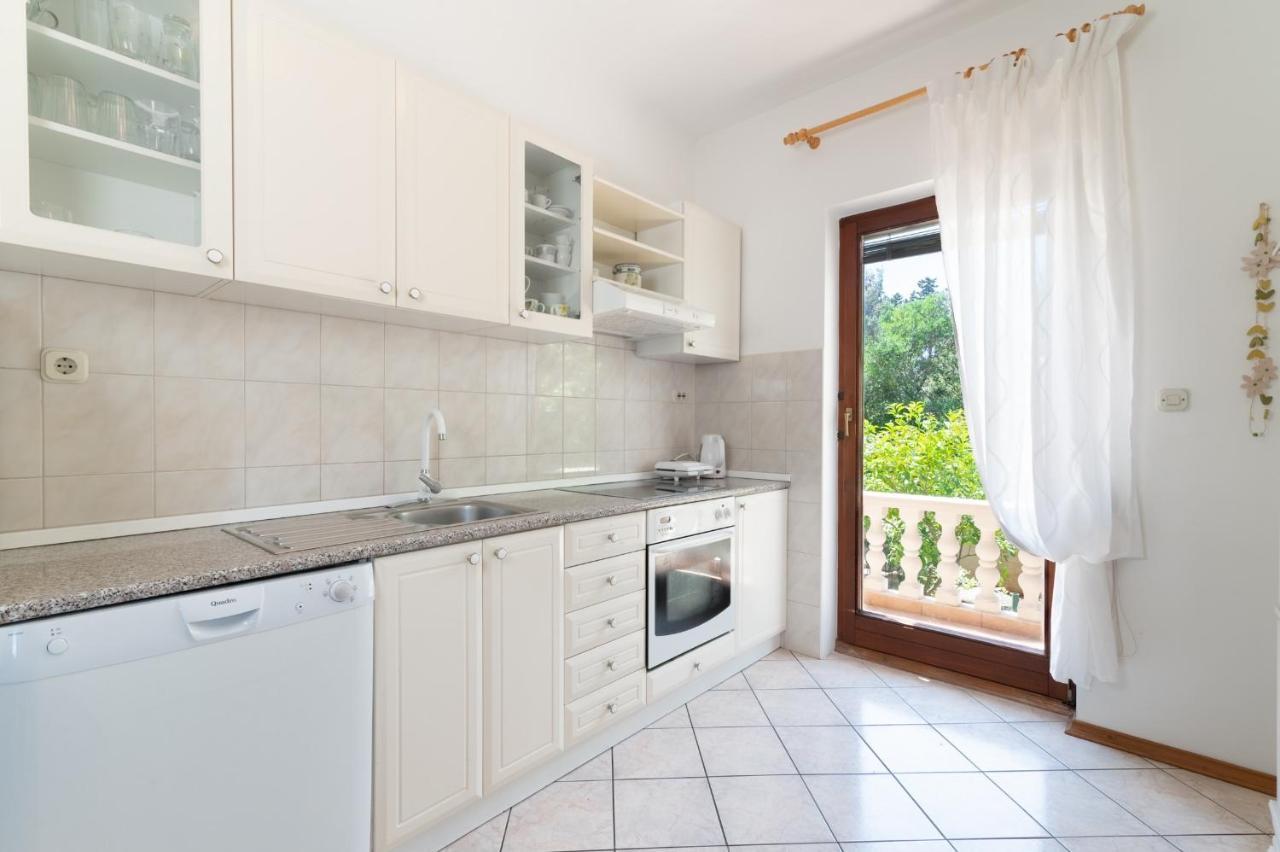 Apartments Rozelyn Углян Екстериор снимка