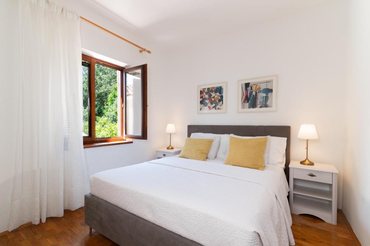 Apartments Rozelyn Углян Екстериор снимка