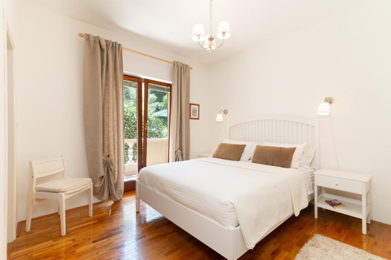Apartments Rozelyn Углян Екстериор снимка