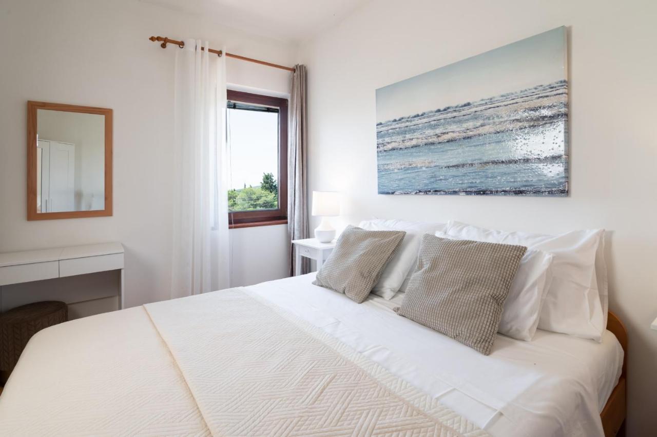 Apartments Rozelyn Углян Екстериор снимка