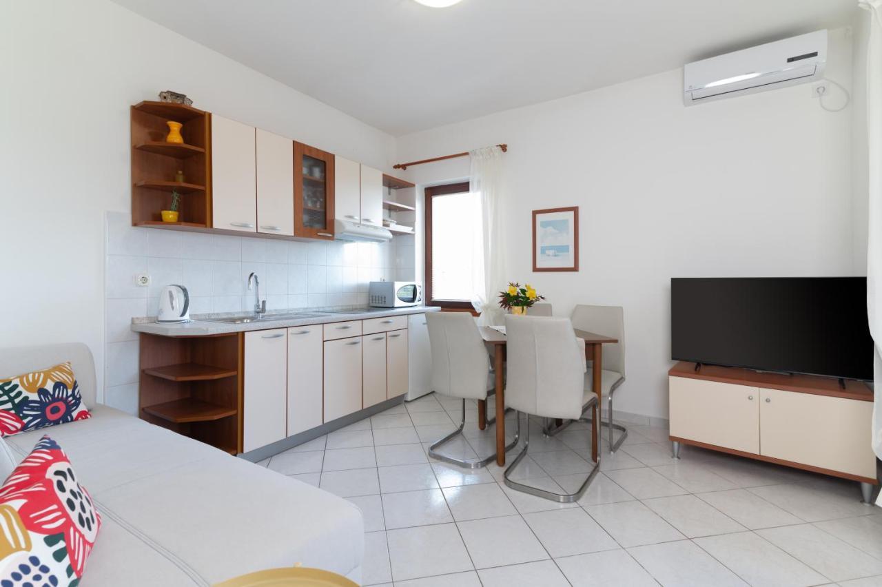 Apartments Rozelyn Углян Екстериор снимка