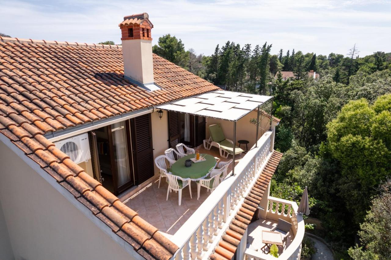 Apartments Rozelyn Углян Екстериор снимка