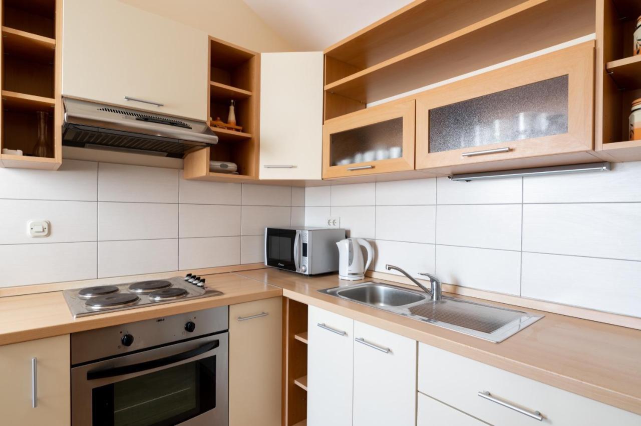 Apartments Rozelyn Углян Екстериор снимка