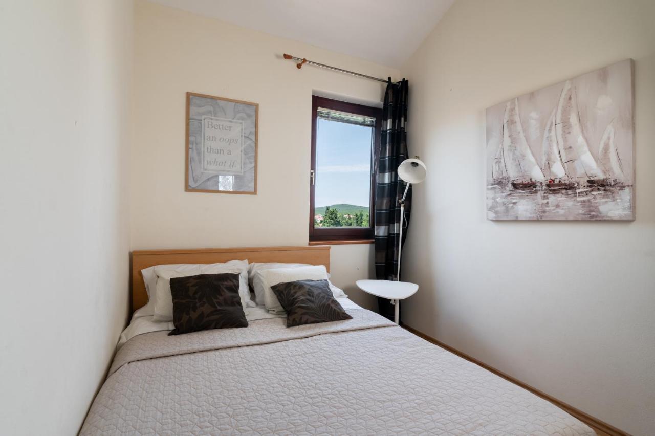 Apartments Rozelyn Углян Екстериор снимка