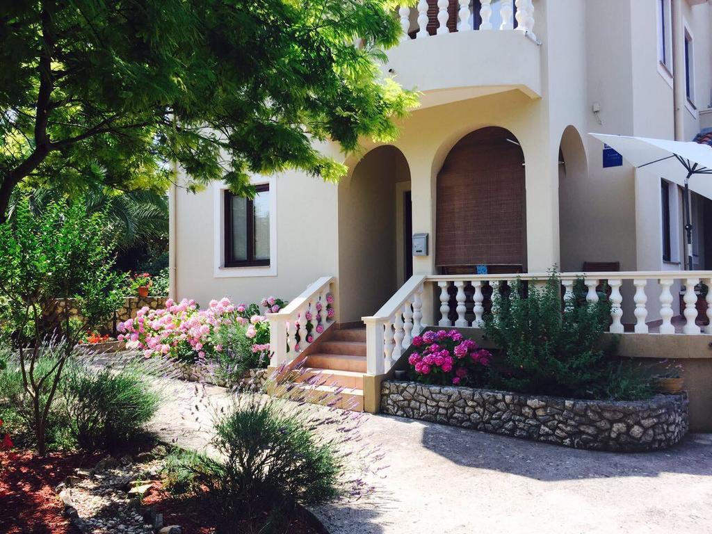 Apartments Rozelyn Углян Екстериор снимка