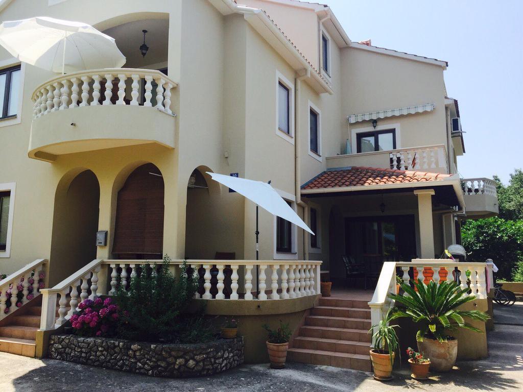 Apartments Rozelyn Углян Екстериор снимка