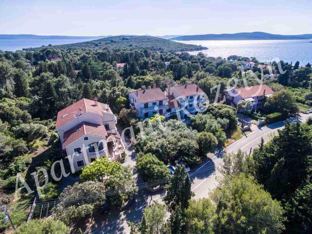 Apartments Rozelyn Углян Екстериор снимка