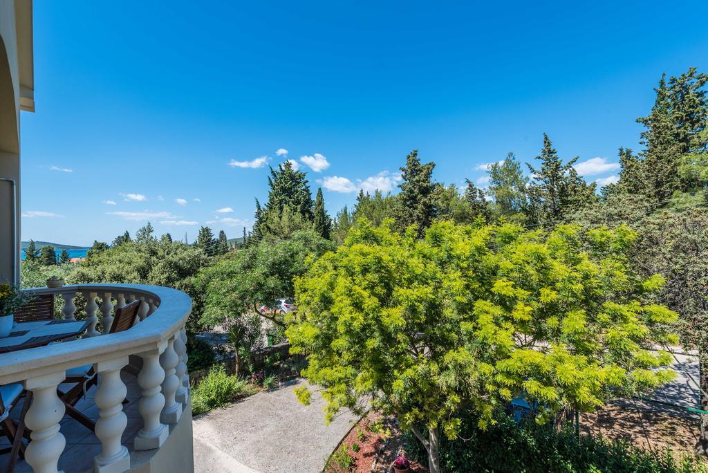 Apartments Rozelyn Углян Екстериор снимка