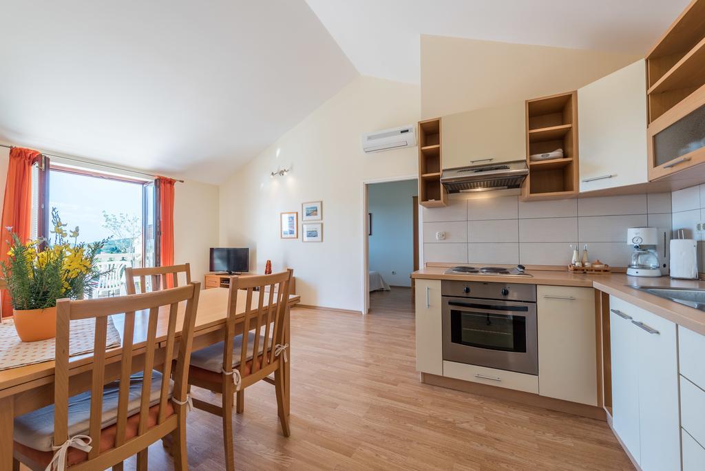 Apartments Rozelyn Углян Екстериор снимка