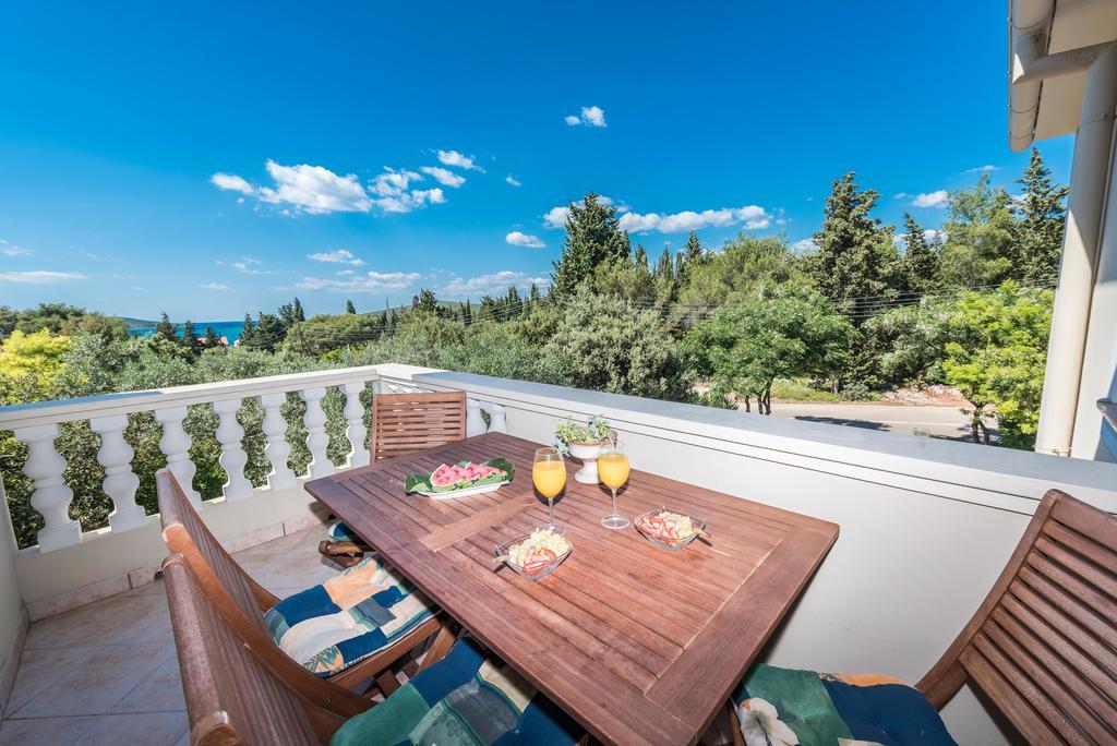 Apartments Rozelyn Углян Екстериор снимка