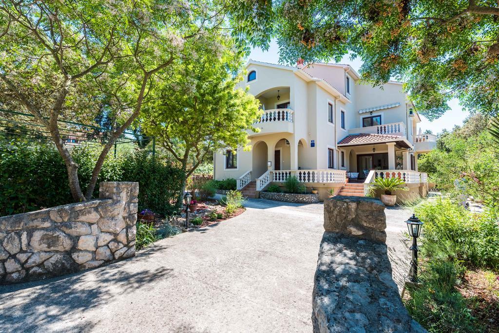 Apartments Rozelyn Углян Екстериор снимка